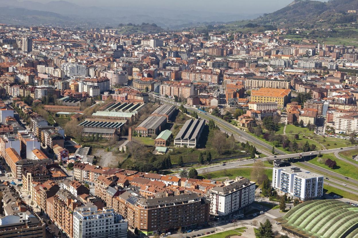 Una vista del conjunto de la fábrica de armas de La Vega, a la entrada de Oviedo, que el Ayuntamiento negocia comprar para crear una zona empresarial, de ocio y viviendas. 