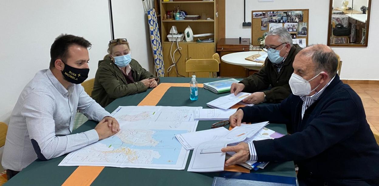 Álvaro Queipo, sentado a la izquierda, observa los planos facilitados por los vecinos. 