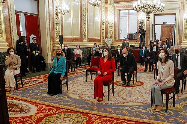 La vicepresidenta primera del Gobierno, Carmen Calvo; la presidenta del Congreso, Meritxell Batet; la Reina Letizia y la presidenta del Senado, Pilar Llop, durante el homenaje a Clara Campoamor. 
