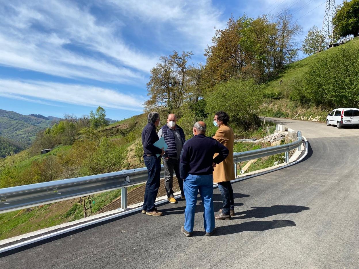 Manuel Calvo, a la izquierda, conversa con el alcalde, a su lado. 