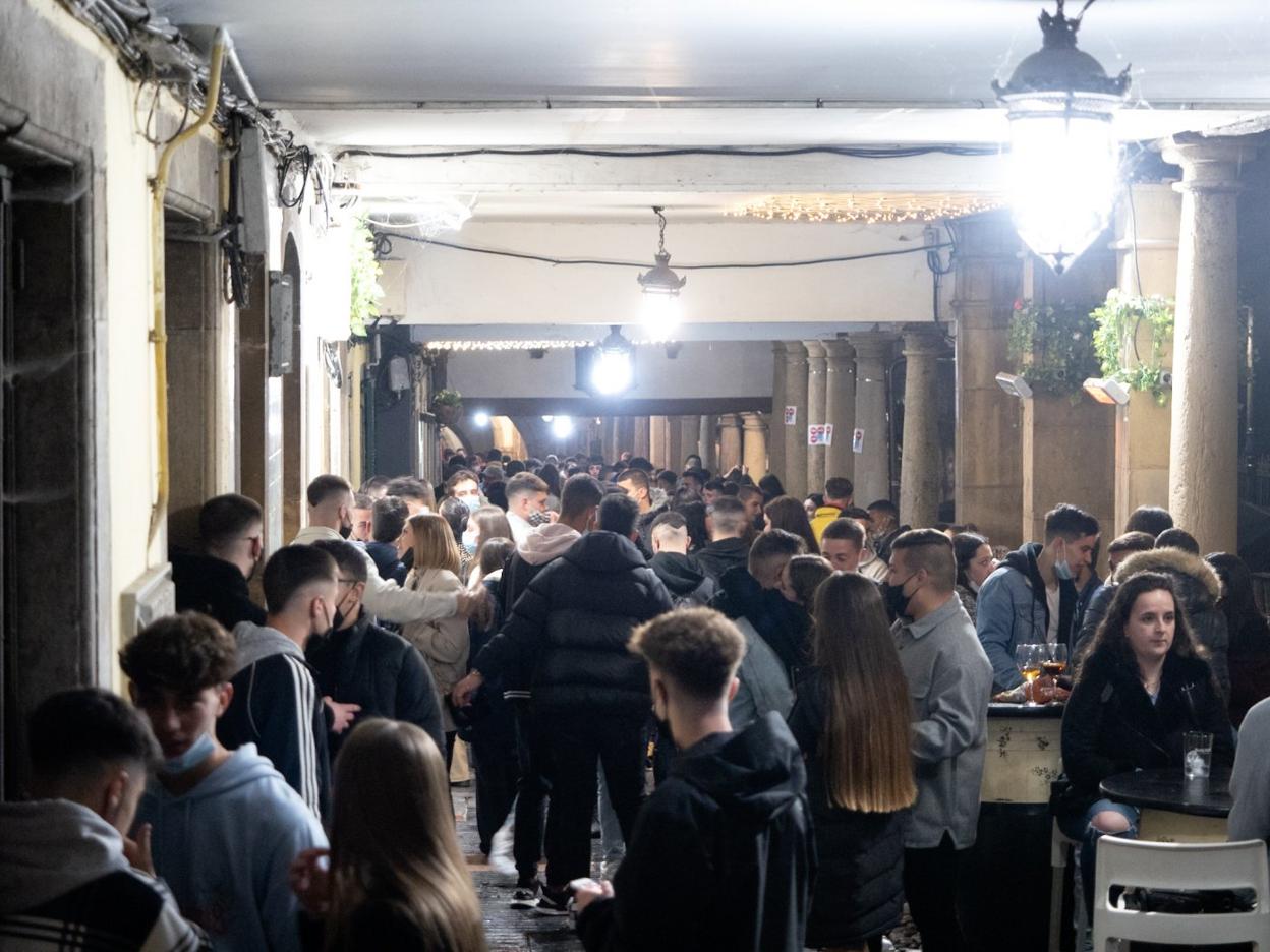 Los soportales de Galiana (Avilés) llenos de jóvenes el pasado sábado. 