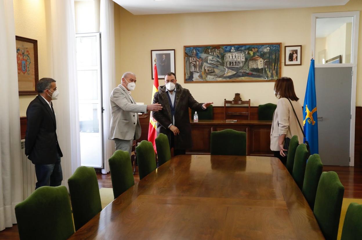 El presidente del Principado, Adrián Barbón, junto al alcalde de Allande, José Antonio Mesa, durante su visita al concejo. 