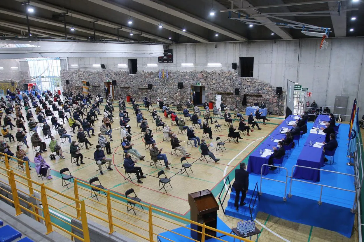 La asamblea se celebró en el polideportivo del club. 