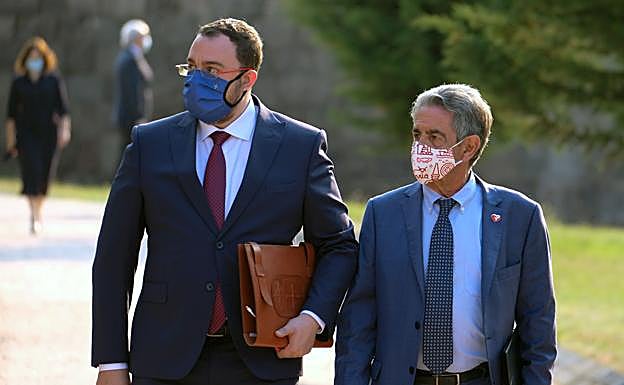 Adrián Barbón y Miguel Ángel Revilla, en una imagen de archivo. En el vídeo, el presidente cántabro es increpado por un grupo de personas.