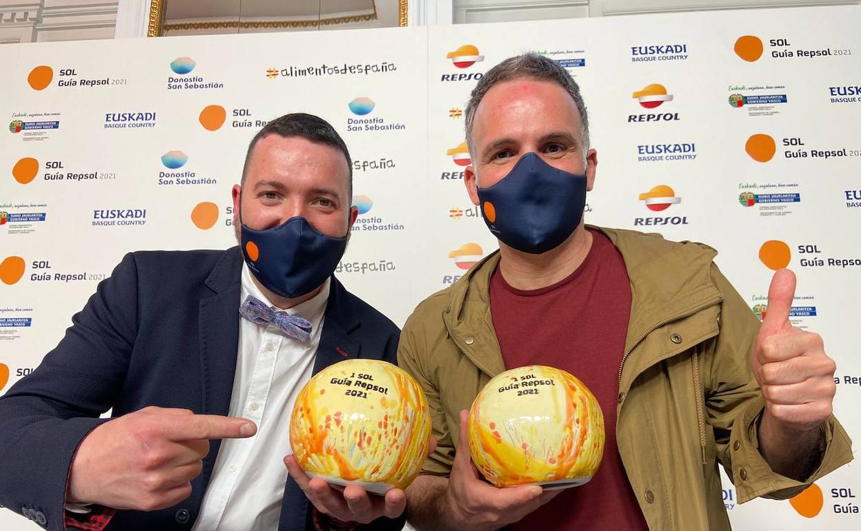 Elio Fernández y Vicente Feito, este lunes, tras recibir en San Sebastián el premio que acredita sus restaurantes con un sol en la guía Repsol. 