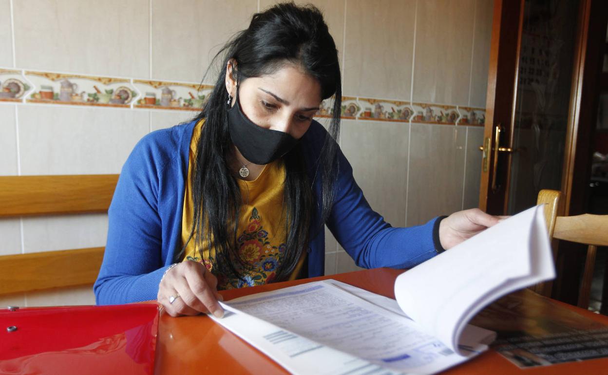 Eva Fra, una de las hijas de la fallecida, con la queja que presentó ante el Sespa y la documentación aportada.