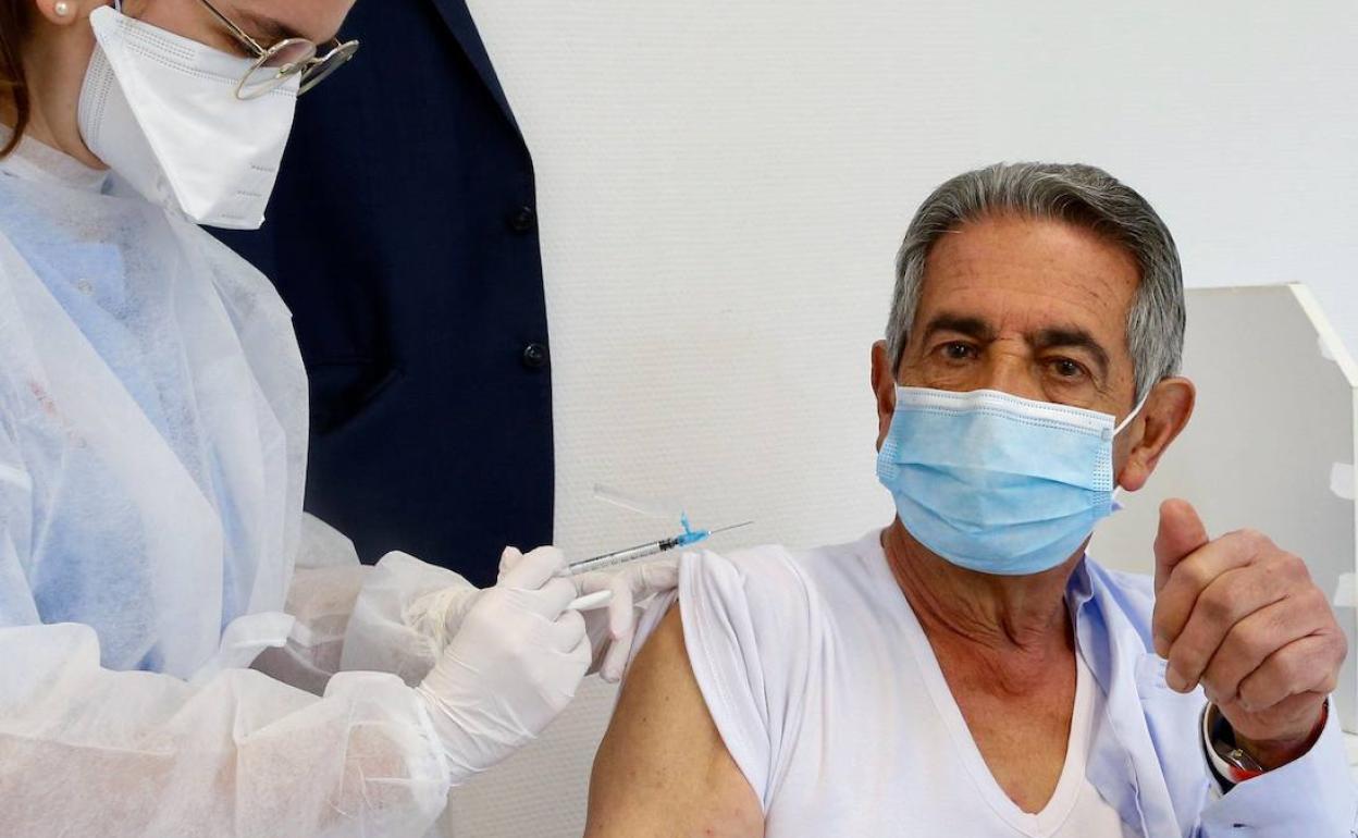 Revilla recibe la primera dosis de la vacuna contra la covid 19