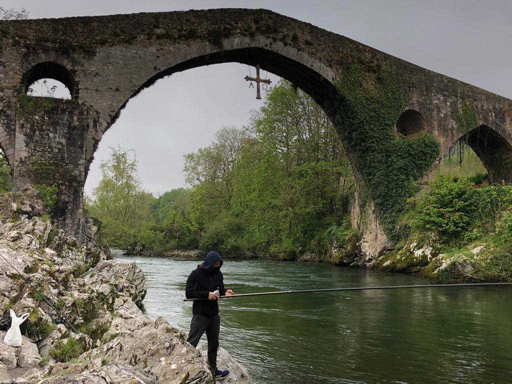 Gonzalo Suárez, de Quirós, ha capturado el campanu de Asturias 2021 en el río Eo, un ejemplar de 5,1 kilos, en la segunda jornada de la temporada de pesca con muerte. Rogelio Diego del Corro echó a tierra el primer salmón del Sella, una pieza de casi ocho kilos.