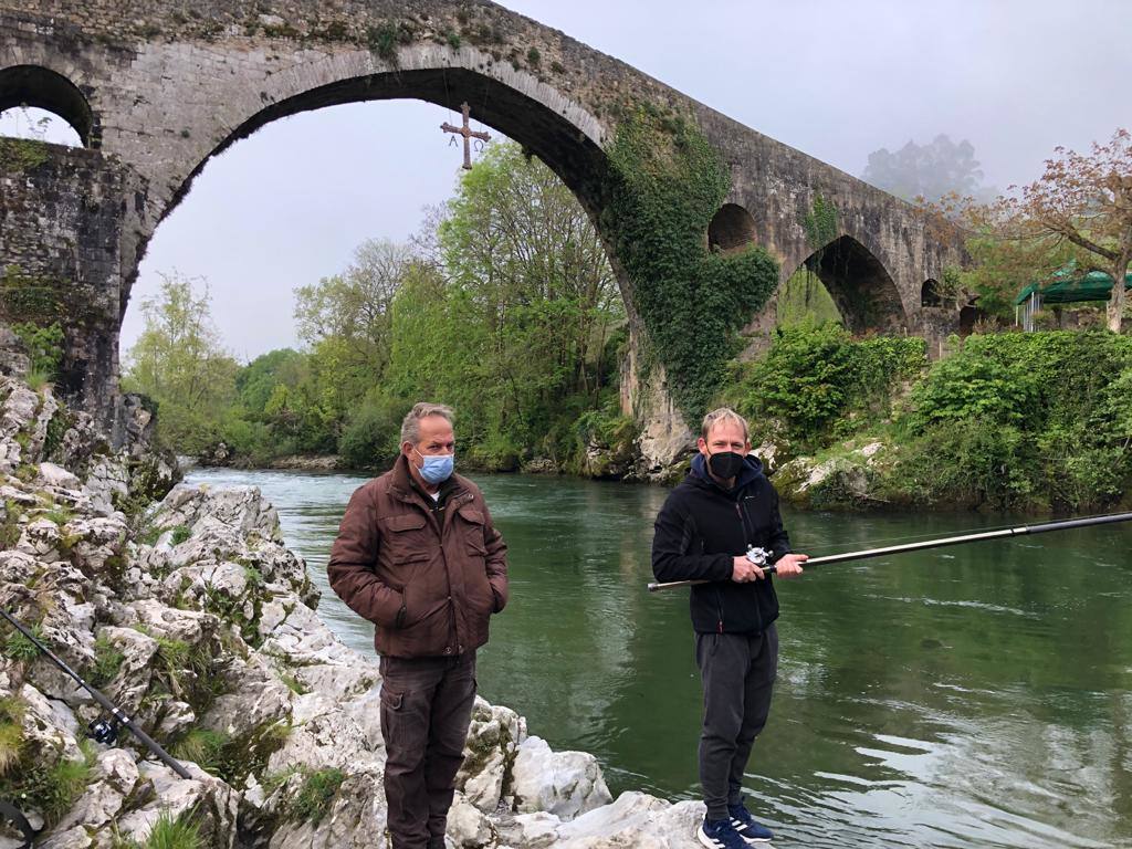 Gonzalo Suárez, de Quirós, ha capturado el campanu de Asturias 2021 en el río Eo, un ejemplar de 5,1 kilos, en la segunda jornada de la temporada de pesca con muerte. Rogelio Diego del Corro echó a tierra el primer salmón del Sella, una pieza de casi ocho kilos.