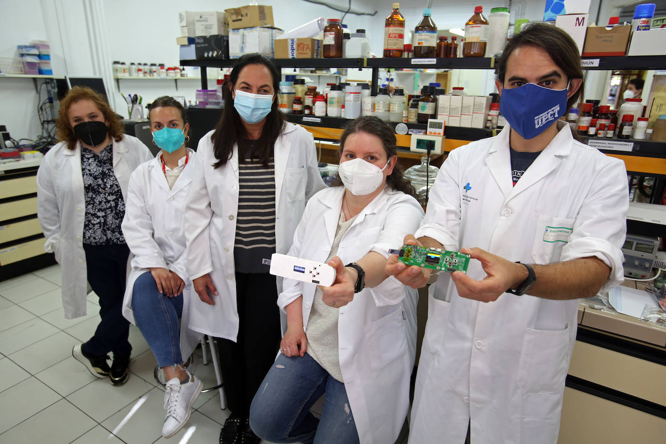 De izquierda a derecha: María Dolores Cima, Andrea González, Teresa Fernández, Estefanía Costa y José Francisco Beltrán, en la Facultad de Químicas de la Universidad de Oviedo. 