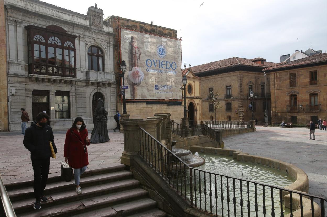 Dos jóvenes descienden por la escalinata de la plaza de la Catedral, en el entorno catedralicio, uno de los valores que estudiará la comisión. 