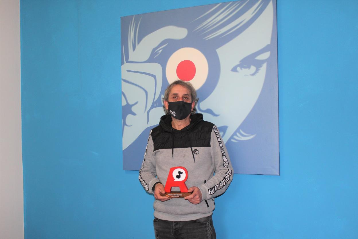 Marcos Valles con el Amas que le acredita como mejor productor. 