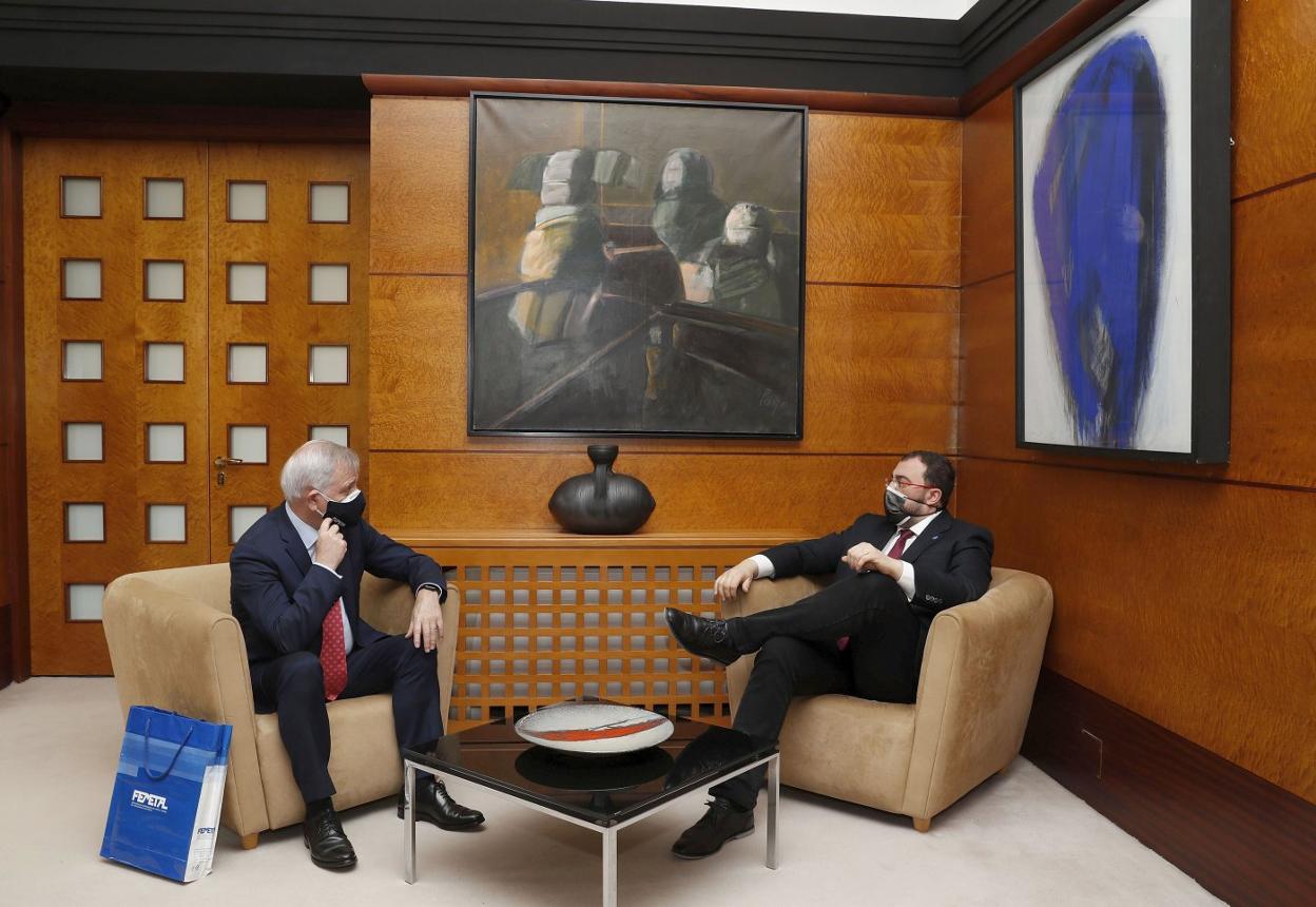 Guillermo Ulacia y Adrián Barbón conversan durante la reunión que mantuvieron en la sede de Presidencia, en Oviedo. 