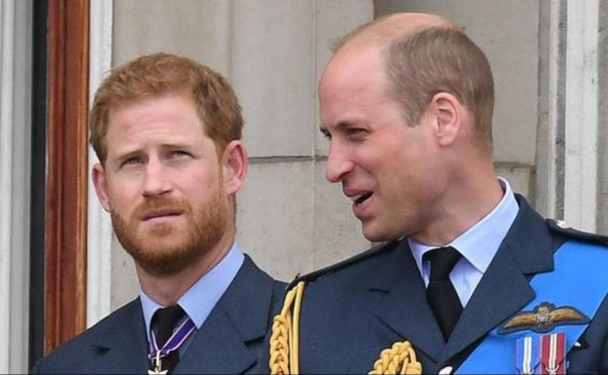 La tensa conversación telefónica entre el príncipe Guillermo y su hermano Harry con Kate de mediadora