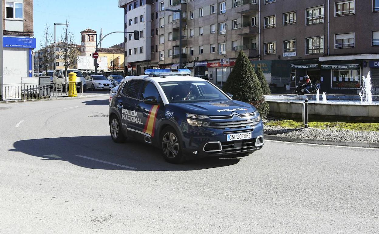 Coche de la Policía Nacional en Lugones 