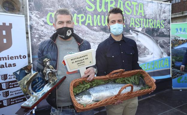 El representante de El Bosque de Javita y el pescador del campanu de Asturias, tras la puja celebrada en Cornellana.