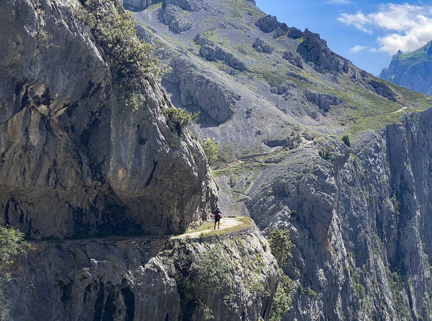 Garganta del Cares. Siguiendo las cristalinas aguas del río Cares durante 10 kilómetros (21,9 km ida y vuelta), entre las localidades de Caín y Poncebos, enconetramos los idílicos paisajes de este gran cañón natural.