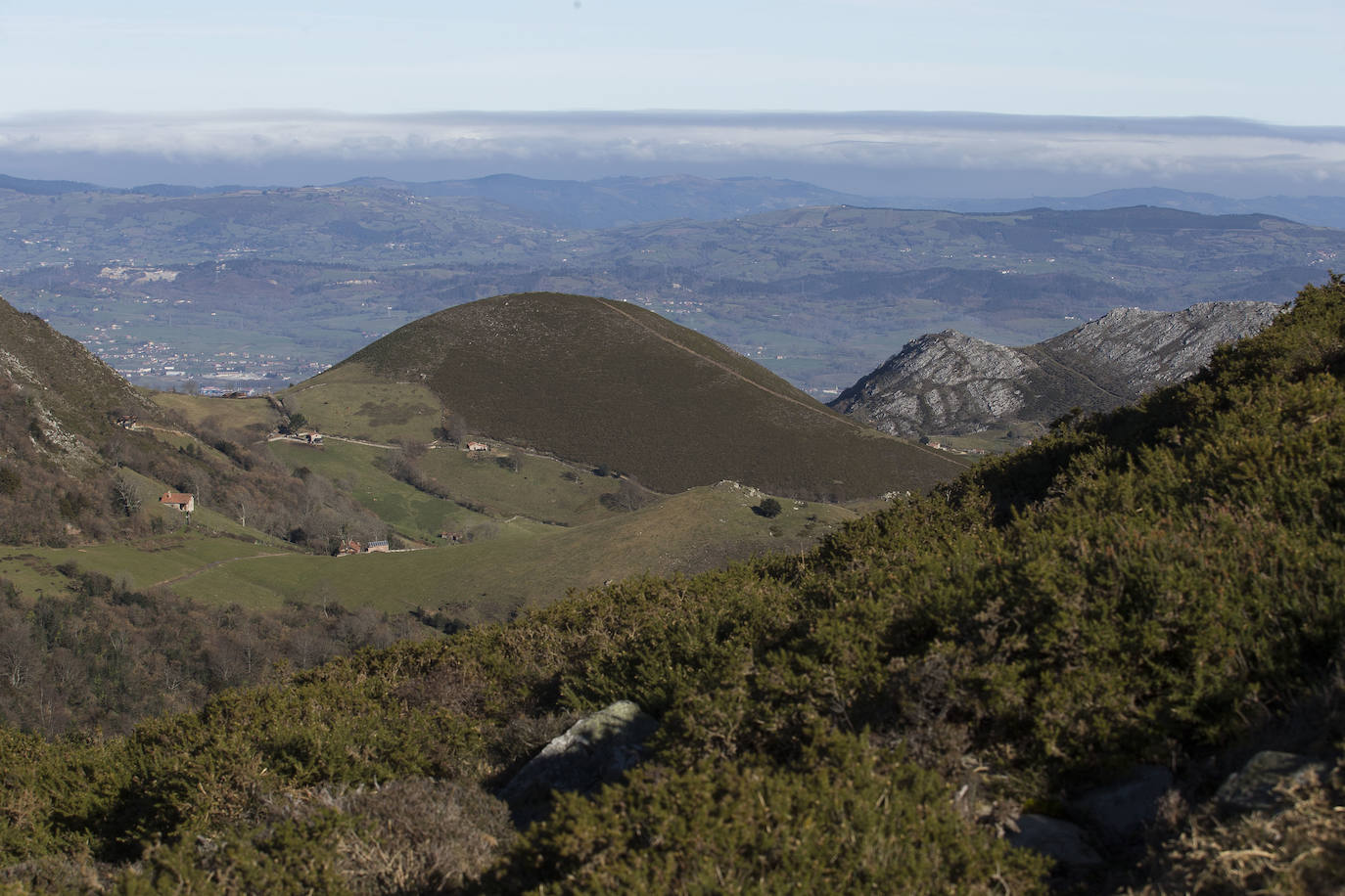 Ruta al Picu Peñamayor desde Les Praeres. Es una ruta circular que te llevará unas 2 horas y media. Es todo un acierto si buscas disfrutar de los mejores paisajes al tiempo que asciendes hasta una cumbre en el centro de Asturias sin demasiada dificultad. 