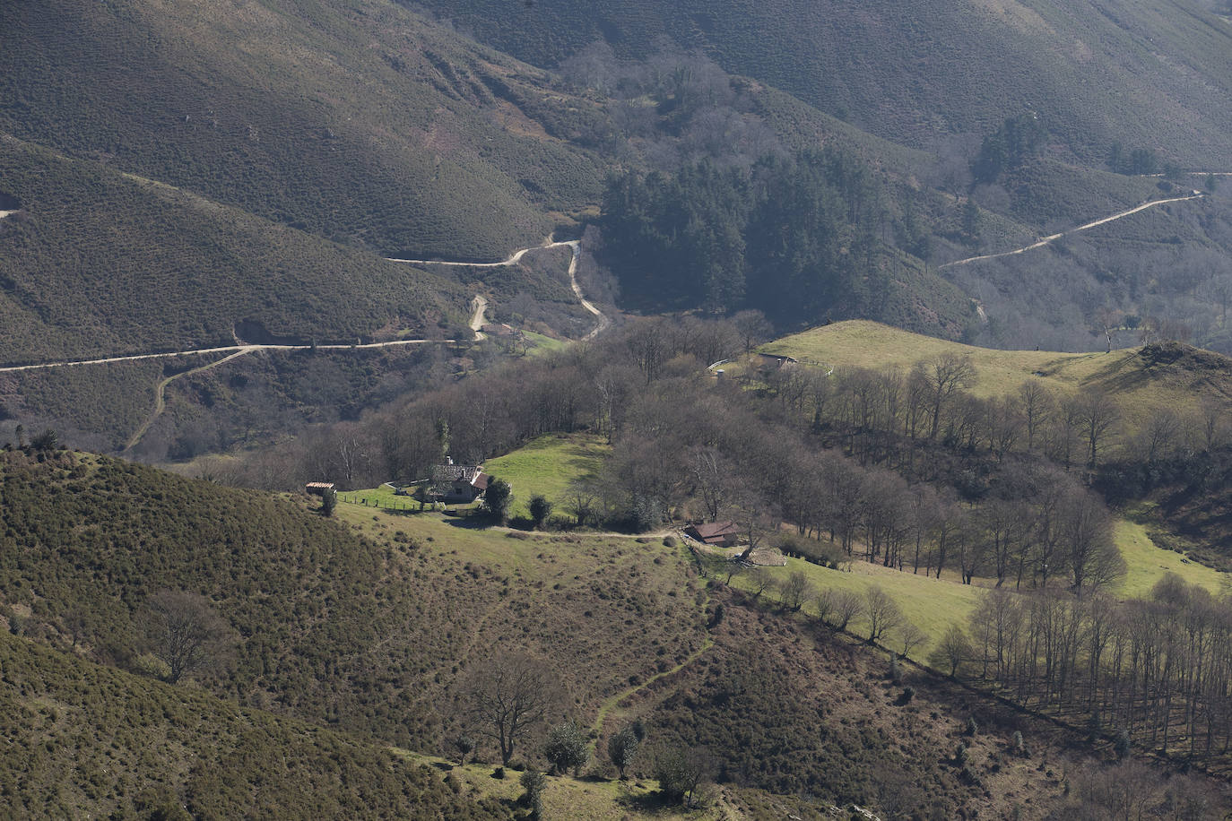 Ruta al Picu Peñamayor desde Les Praeres. Es una ruta circular que te llevará unas 2 horas y media. Es todo un acierto si buscas disfrutar de los mejores paisajes al tiempo que asciendes hasta una cumbre en el centro de Asturias sin demasiada dificultad. 