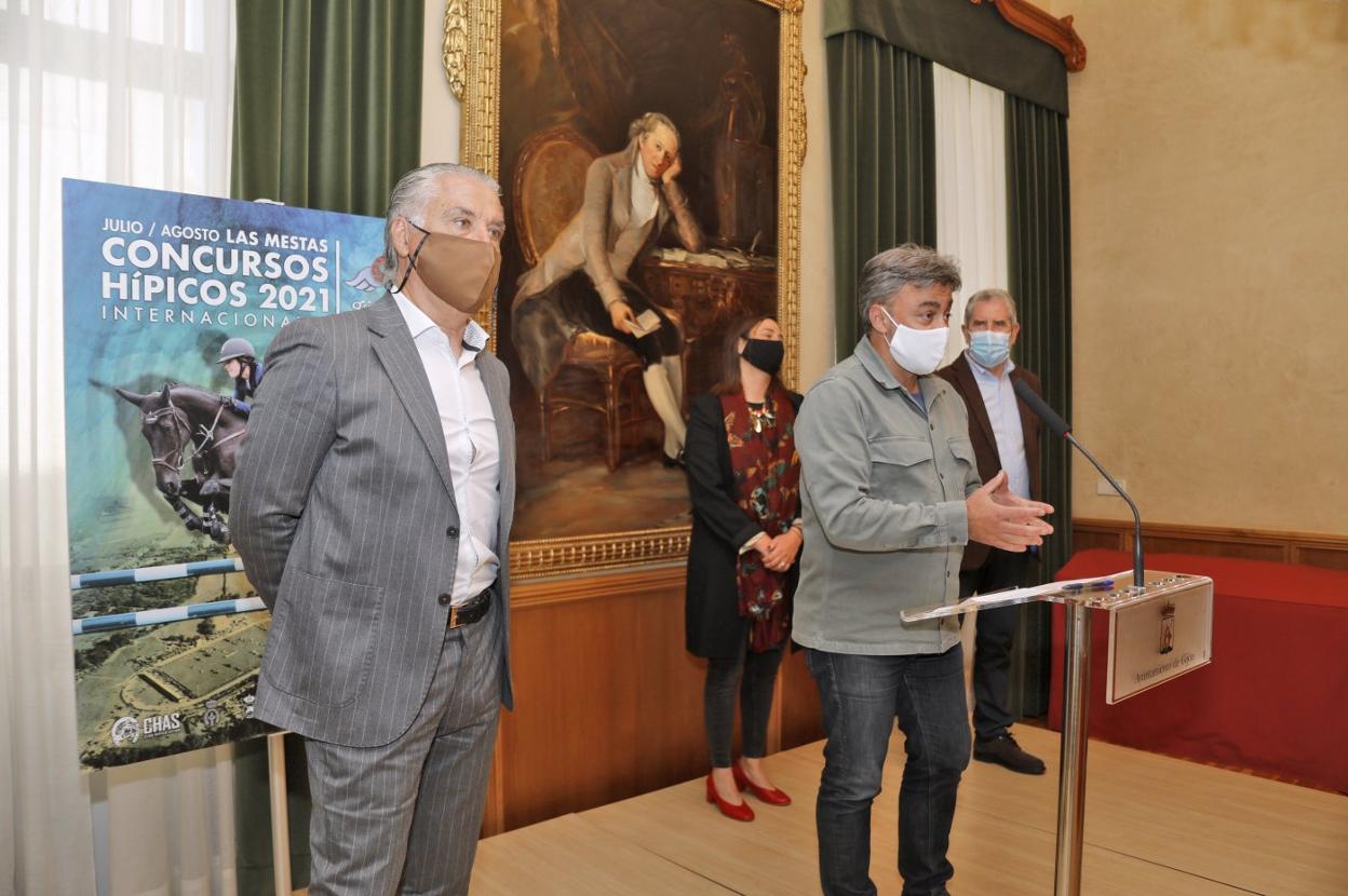 José Ramón Tuero, durante su intervención, junto a Jesús Kocina, Ana Palacios y Mario Vigil. 