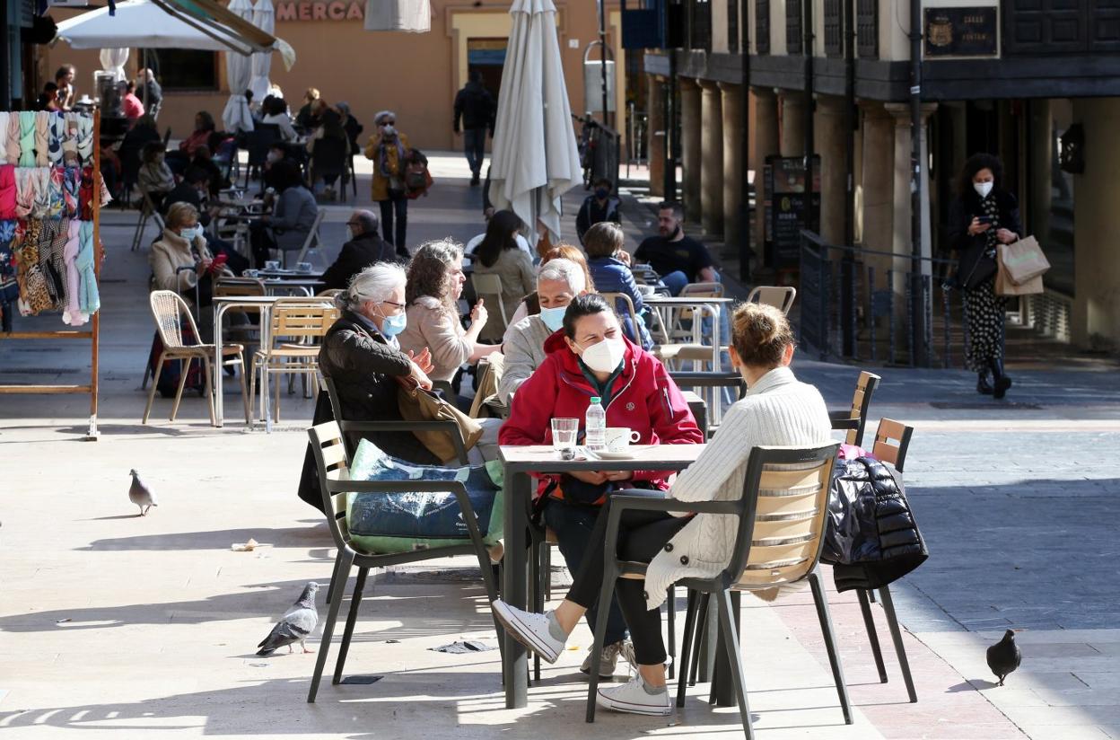 Clientes de las terrazas de establecimientos del Antiguo, en Oviedo. 