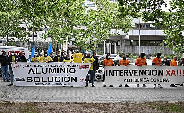 Imagen principal - Imágenes durante la concentración de los comités de empresa de Avilés y La Coruña en Madrid