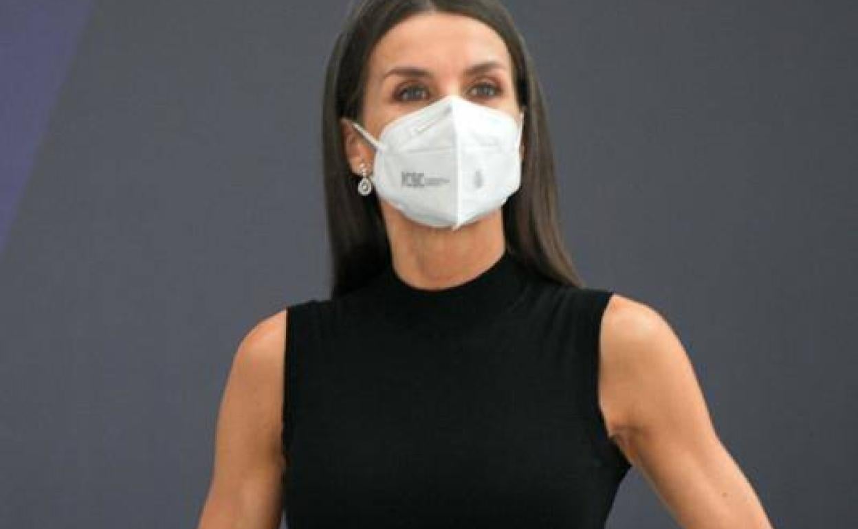 El look de estreno en blanco y negro con el que la reina Letizia ha vuelto a triunfar