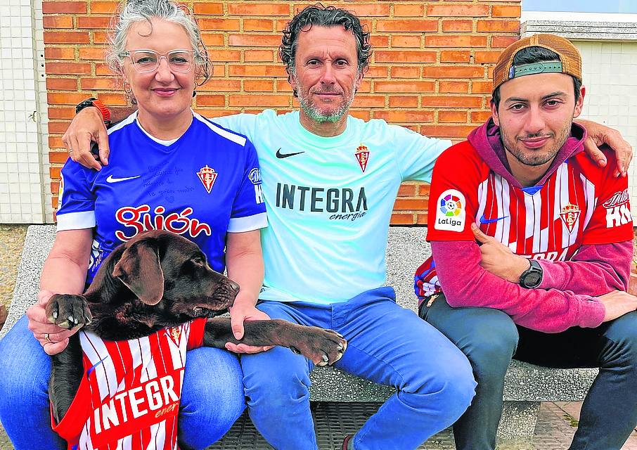 Pedro Díaz. Su madre Mari José, su padre José, su hermano Pablo y su perro 'Frus'.