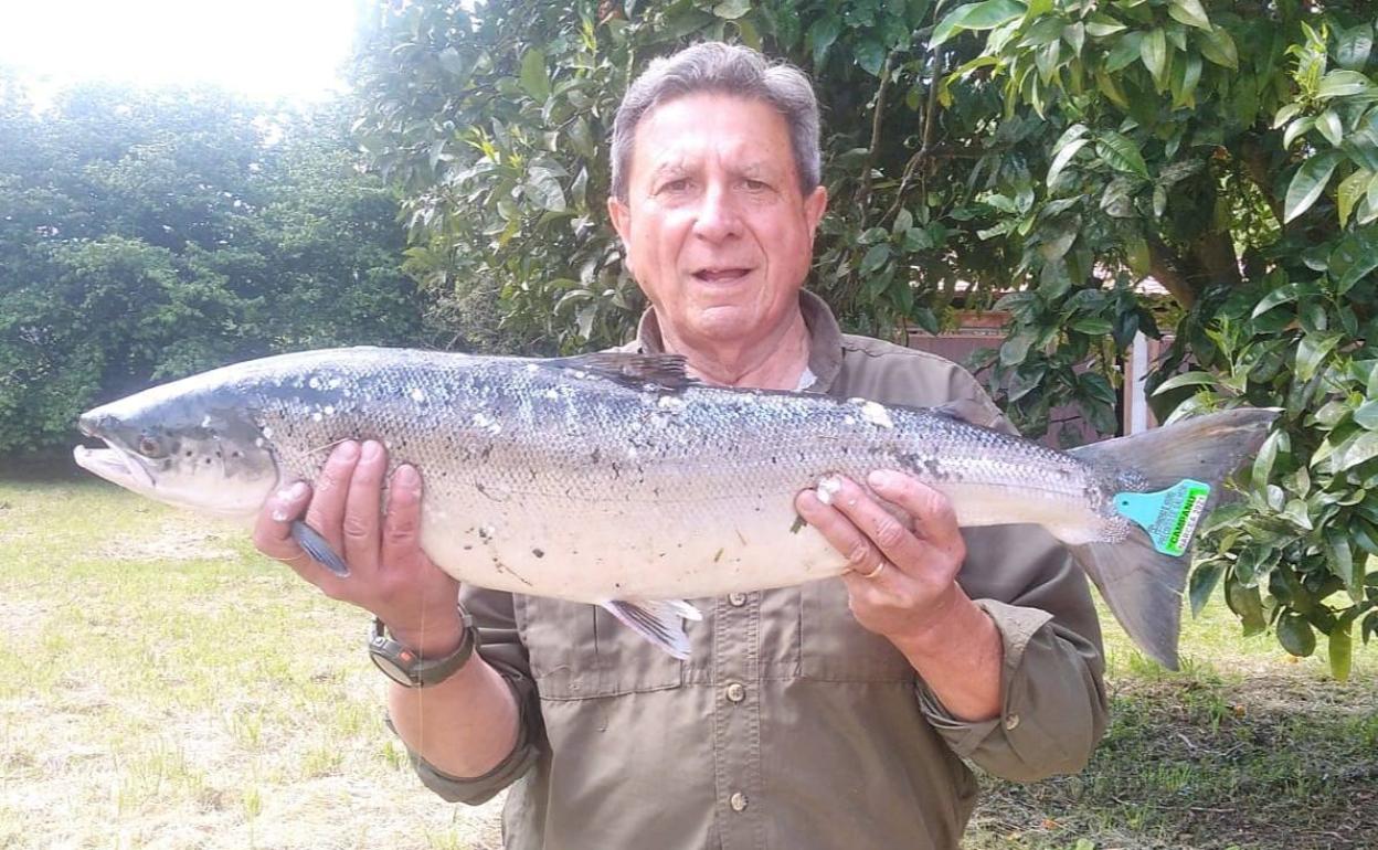 El pescador Antonio Martínez, con el campanu del Narcea.