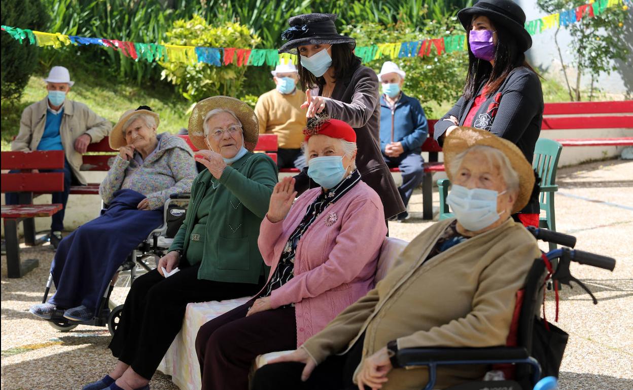 Visitación Rodríguez, Sara Fernández, Isabel García y Adamina Martínez, con la consejera Melania Álvarez, durante la celebración de la fiesta de cumpleaños, con sombreros caribeños y en la que sonaron habaneras.