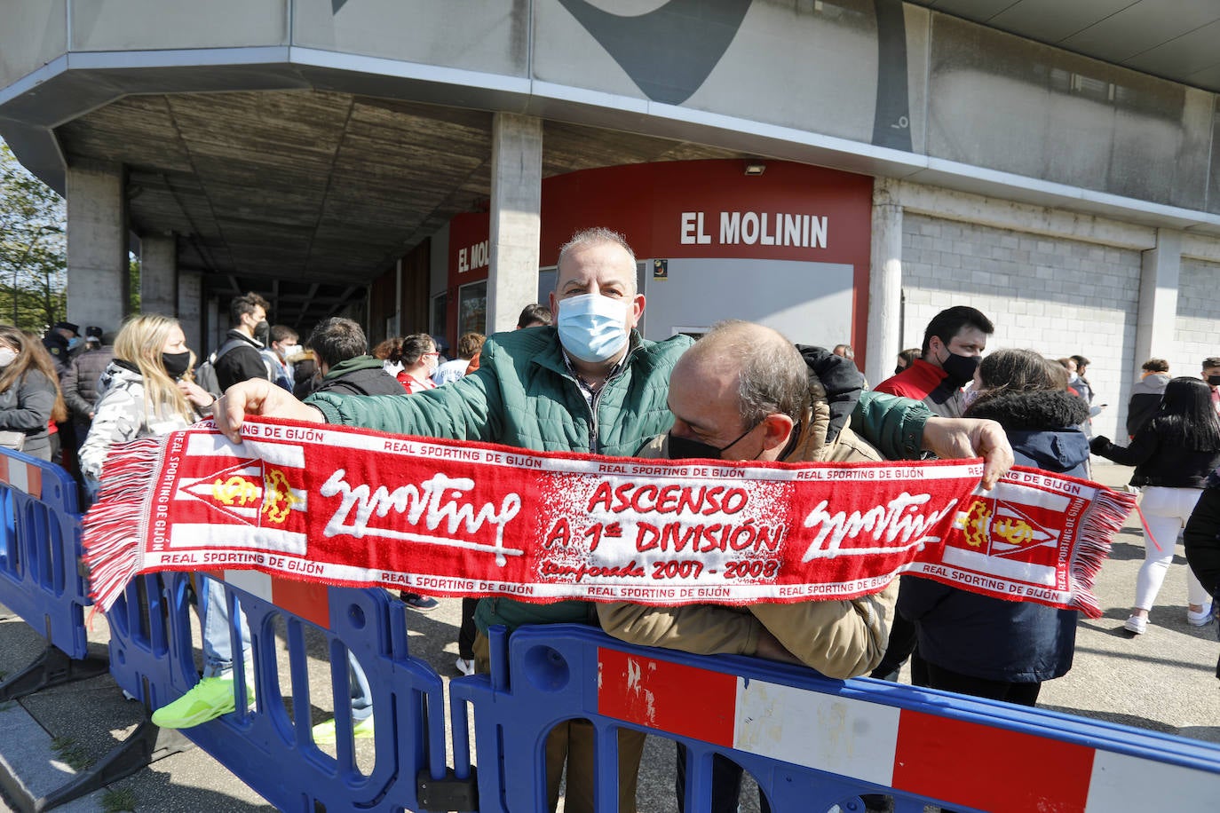 Fotos: El ambiente vivido en el entorno de El Molinón