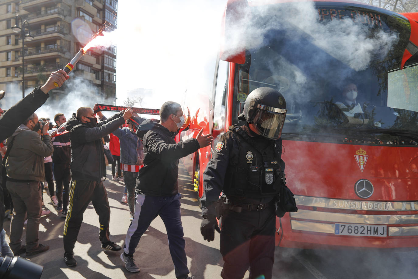 Fotos: El ambiente vivido en el entorno de El Molinón