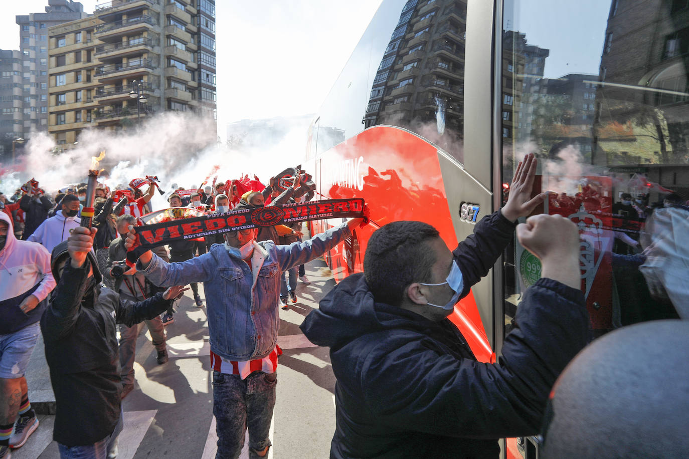 Fotos: El ambiente vivido en el entorno de El Molinón