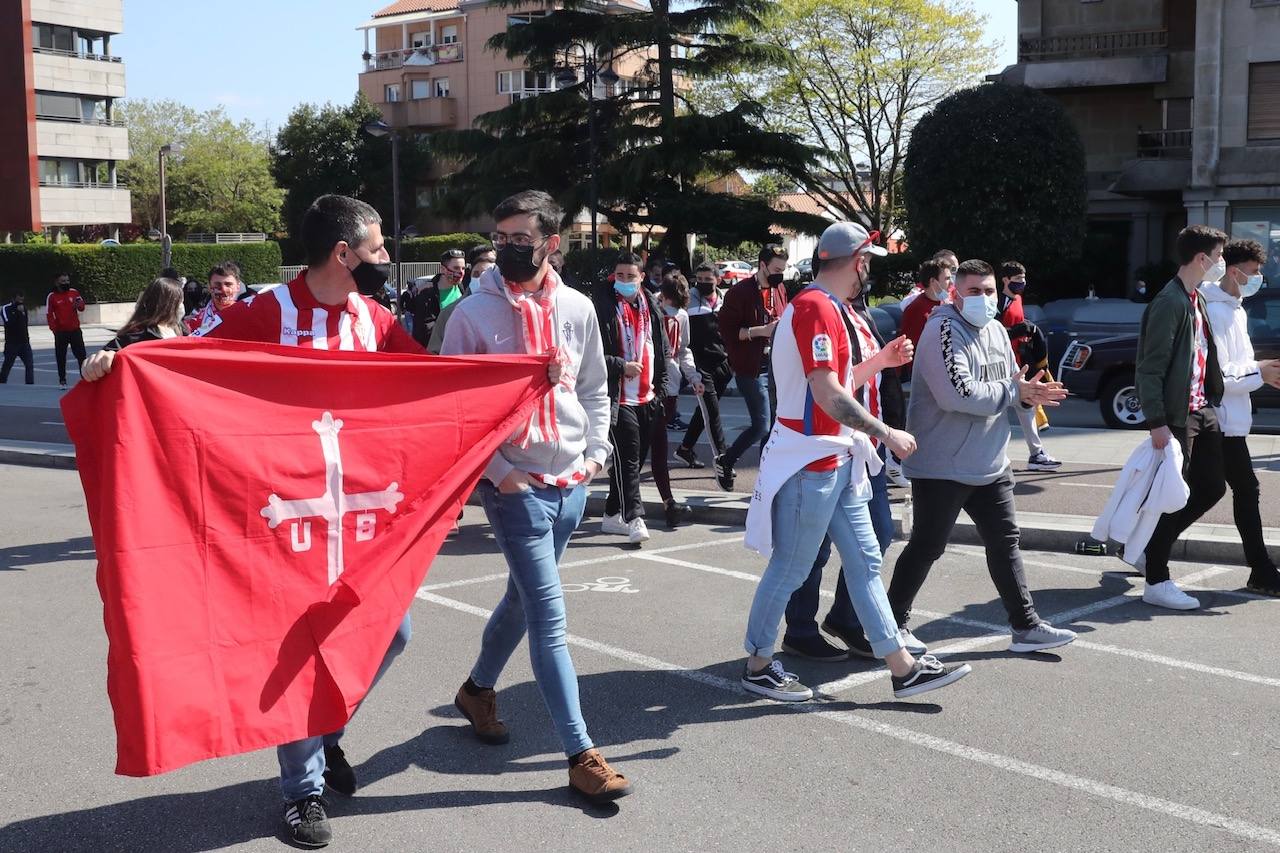 Fotos: El ambiente vivido en el entorno de El Molinón