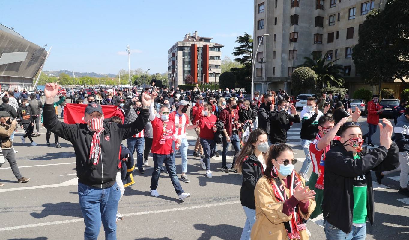 Fotos: El ambiente vivido en el entorno de El Molinón