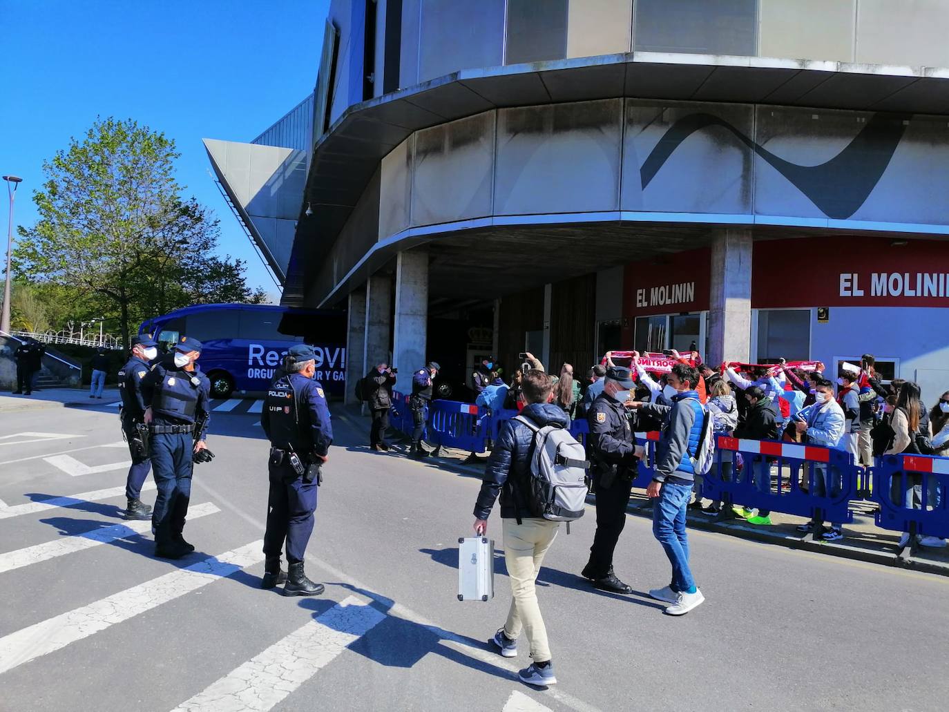 Fotos: El ambiente vivido en el entorno de El Molinón