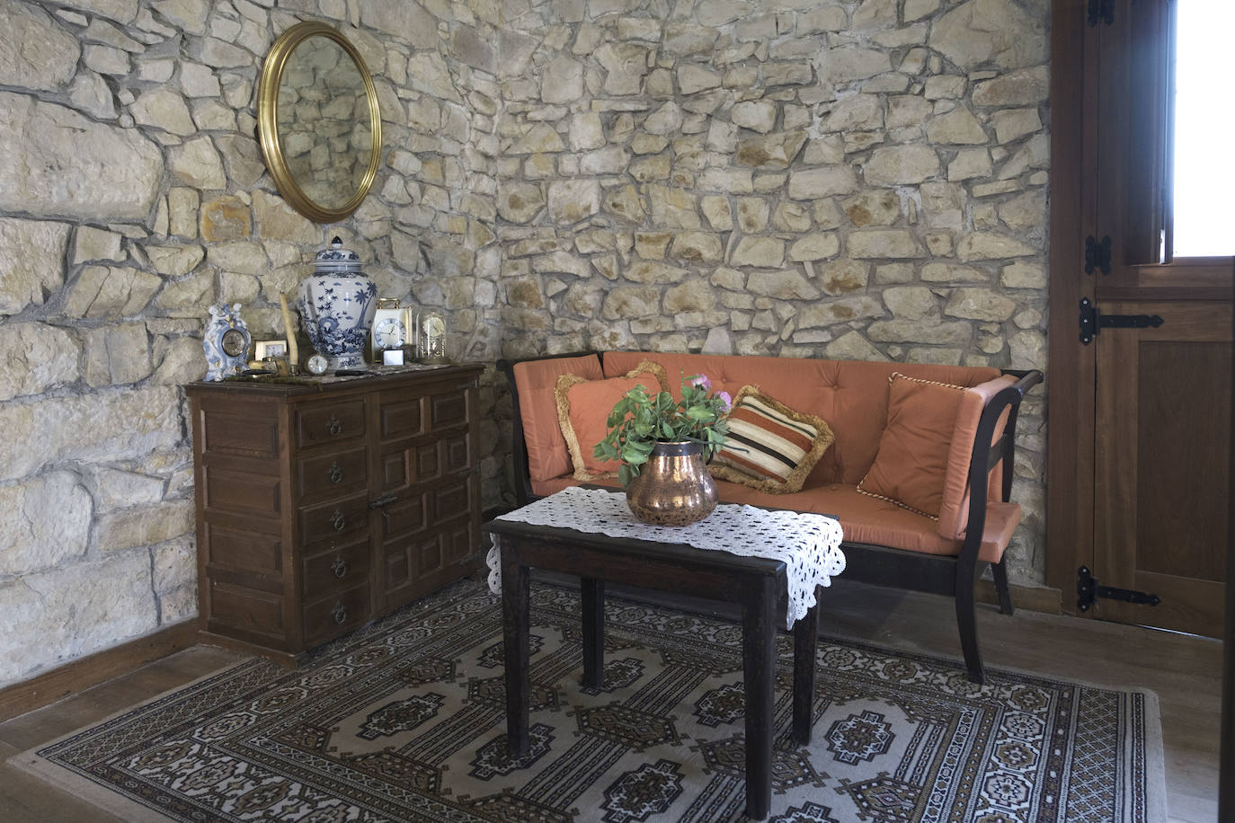 En el Valle Oscuru. Esta casona de indianos, de estilo tradicional asturiano, se encuentra enclavada en el concejo de Llanes y es desde hace un siglo residencia de la familia política de Violeta. 