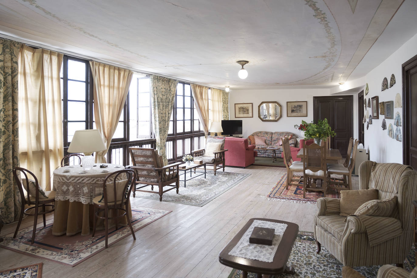 En el Valle Oscuru. Esta casona de indianos, de estilo tradicional asturiano, se encuentra enclavada en el concejo de Llanes y es desde hace un siglo residencia de la familia política de Violeta. 