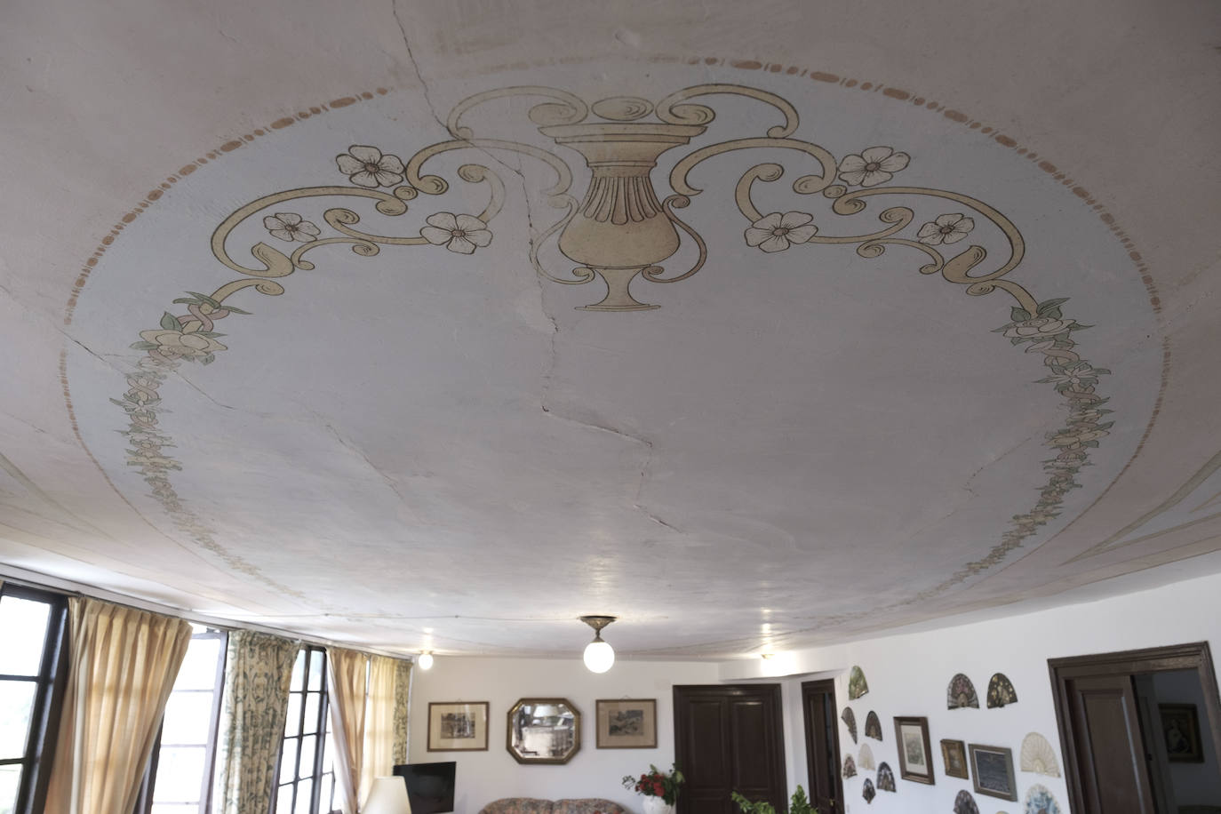 En el Valle Oscuru. Esta casona de indianos, de estilo tradicional asturiano, se encuentra enclavada en el concejo de Llanes y es desde hace un siglo residencia de la familia política de Violeta. 