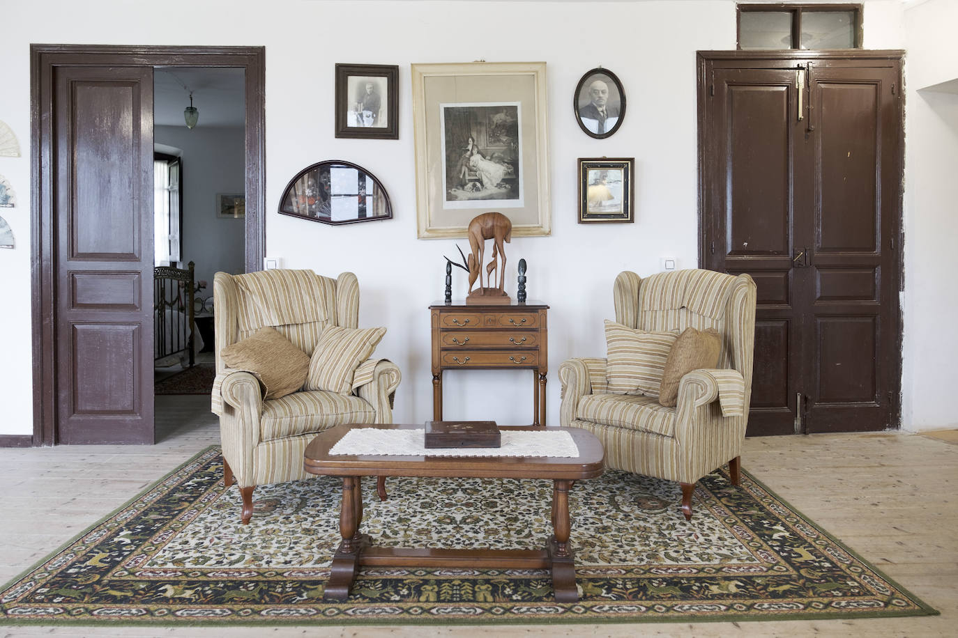 En el Valle Oscuru. Esta casona de indianos, de estilo tradicional asturiano, se encuentra enclavada en el concejo de Llanes y es desde hace un siglo residencia de la familia política de Violeta. 
