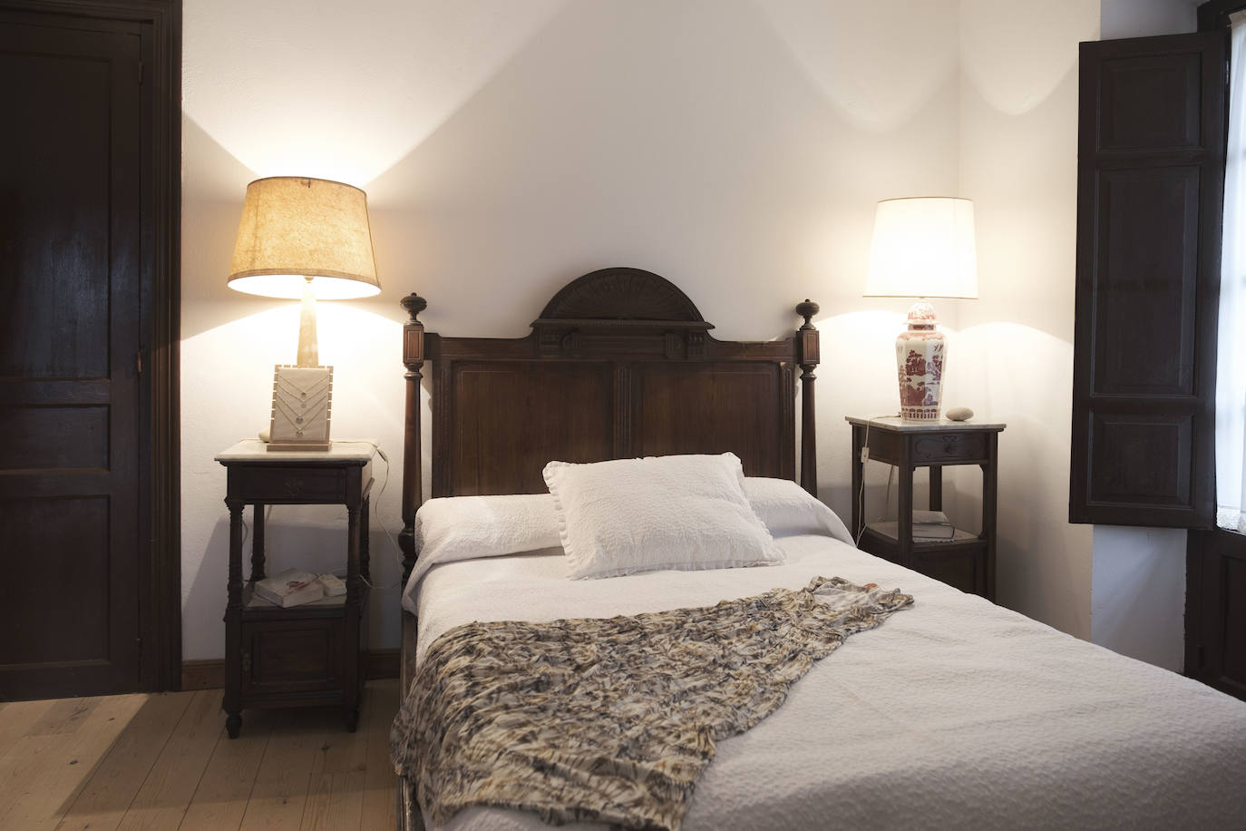 En el Valle Oscuru. Esta casona de indianos, de estilo tradicional asturiano, se encuentra enclavada en el concejo de Llanes y es desde hace un siglo residencia de la familia política de Violeta. 