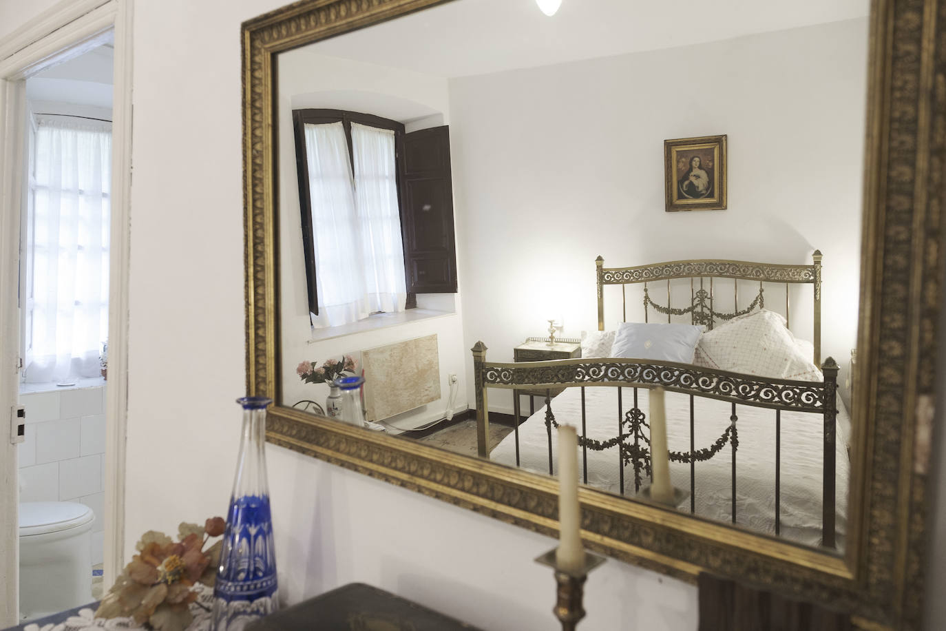 En el Valle Oscuru. Esta casona de indianos, de estilo tradicional asturiano, se encuentra enclavada en el concejo de Llanes y es desde hace un siglo residencia de la familia política de Violeta. 