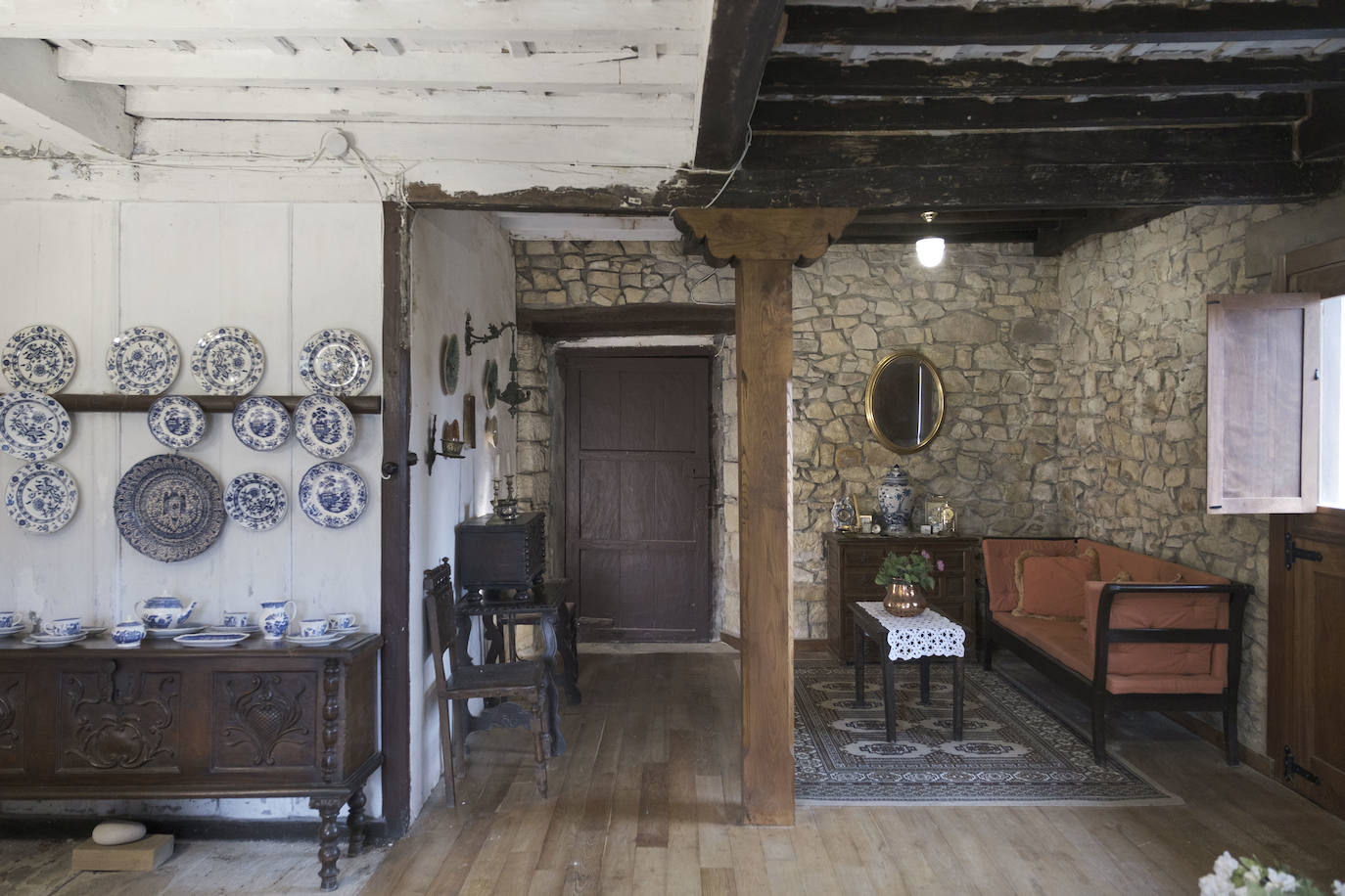 En el Valle Oscuru. Esta casona de indianos, de estilo tradicional asturiano, se encuentra enclavada en el concejo de Llanes y es desde hace un siglo residencia de la familia política de Violeta. 