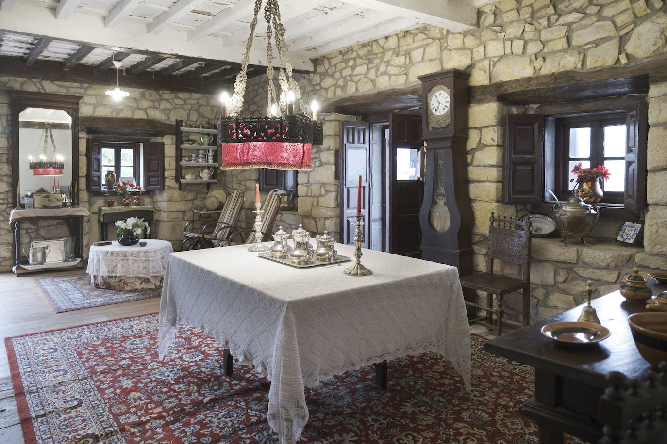 En el Valle Oscuru. Esta casona de indianos, de estilo tradicional asturiano, se encuentra enclavada en el concejo de Llanes y es desde hace un siglo residencia de la familia política de Violeta. 