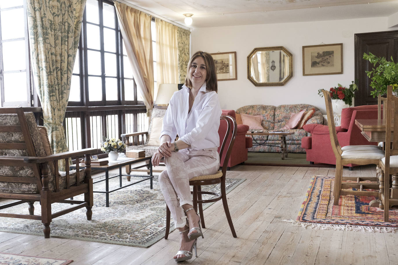 En el Valle Oscuru. Esta casona de indianos, de estilo tradicional asturiano, se encuentra enclavada en el concejo de Llanes y es desde hace un siglo residencia de la familia política de Violeta. 