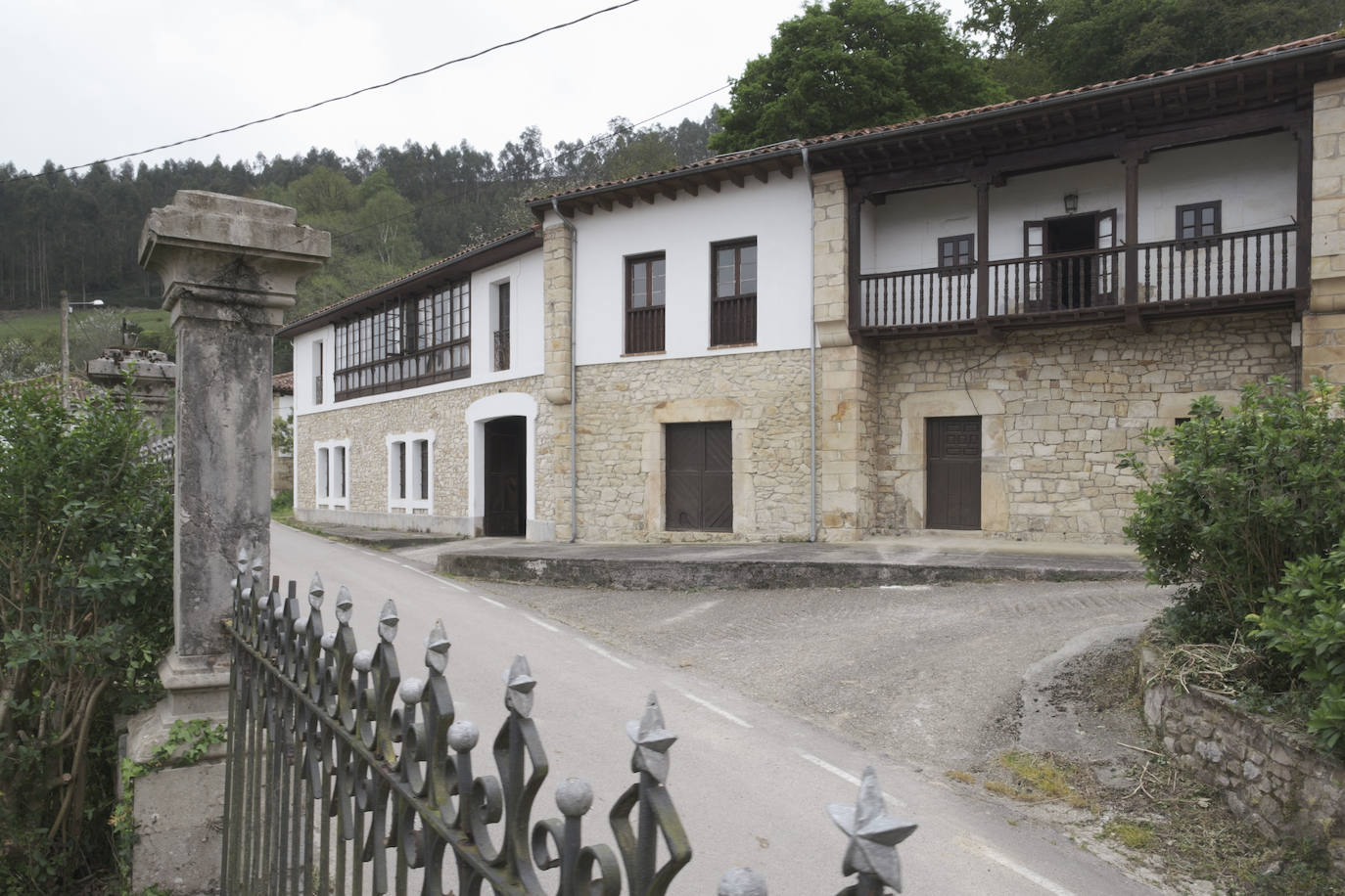 En el Valle Oscuru. Esta casona de indianos, de estilo tradicional asturiano, se encuentra enclavada en el concejo de Llanes y es desde hace un siglo residencia de la familia política de Violeta. 