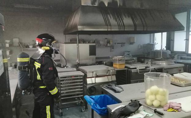 Imagen. Sofocan un incendio en el restaurante gijonés El Salgar