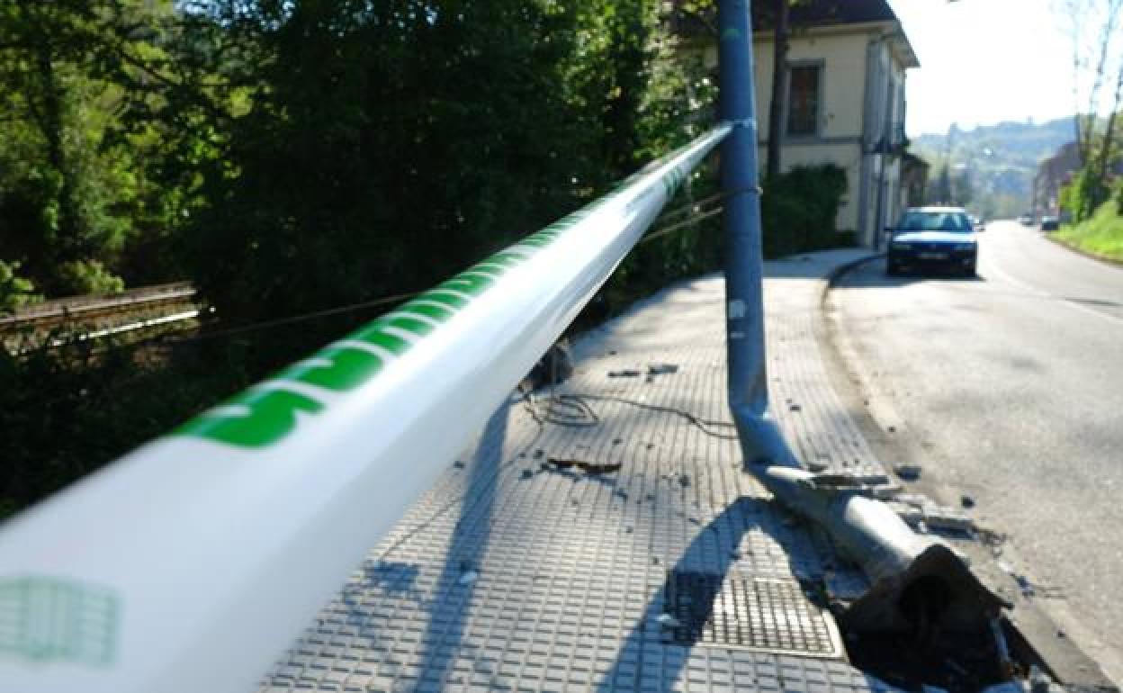 Farola contra la que impactó el vehículo que conducía el fallecido.