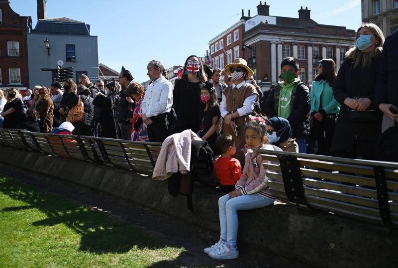 Multitud de personas se agolpan a las puertas del Castillo de Windsor