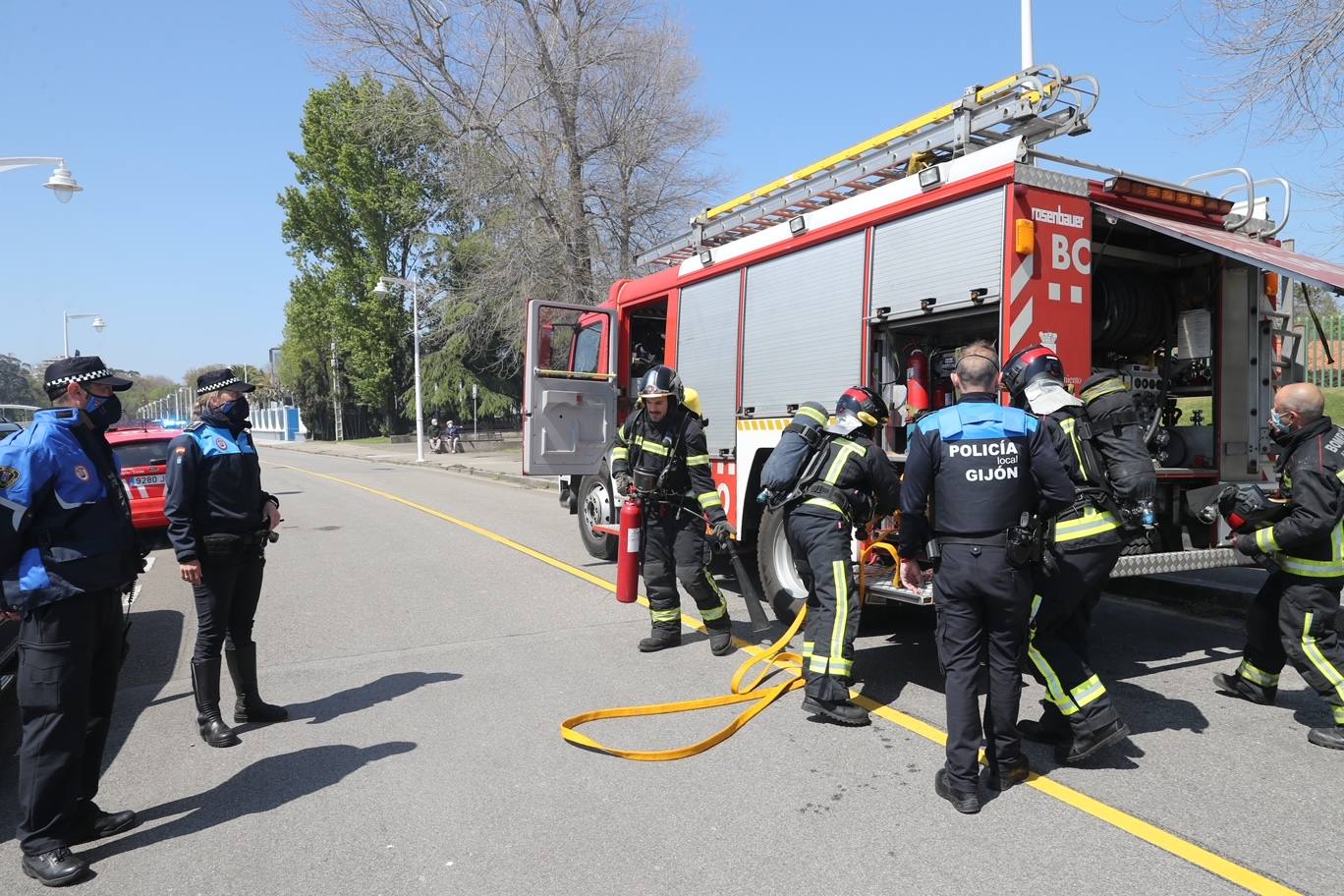 Los bomberos han tenido que sofocar un incendio declarado en el restaurante El Salgar, en Gijón. El fuego se inició en las cocinas del local, que permanece cerrado al público, aunque mantiene los fogones abiertos. Un trabajador del restaurante ha tenido que ser atendida por los servicios de emergencia y, posteriormente, trasladada al Hospital de Cabueñes por quemaduras en un brazo de carácter leve. Además, uno de los bomberos también ha sufrido quemaduras leves en una mano. 